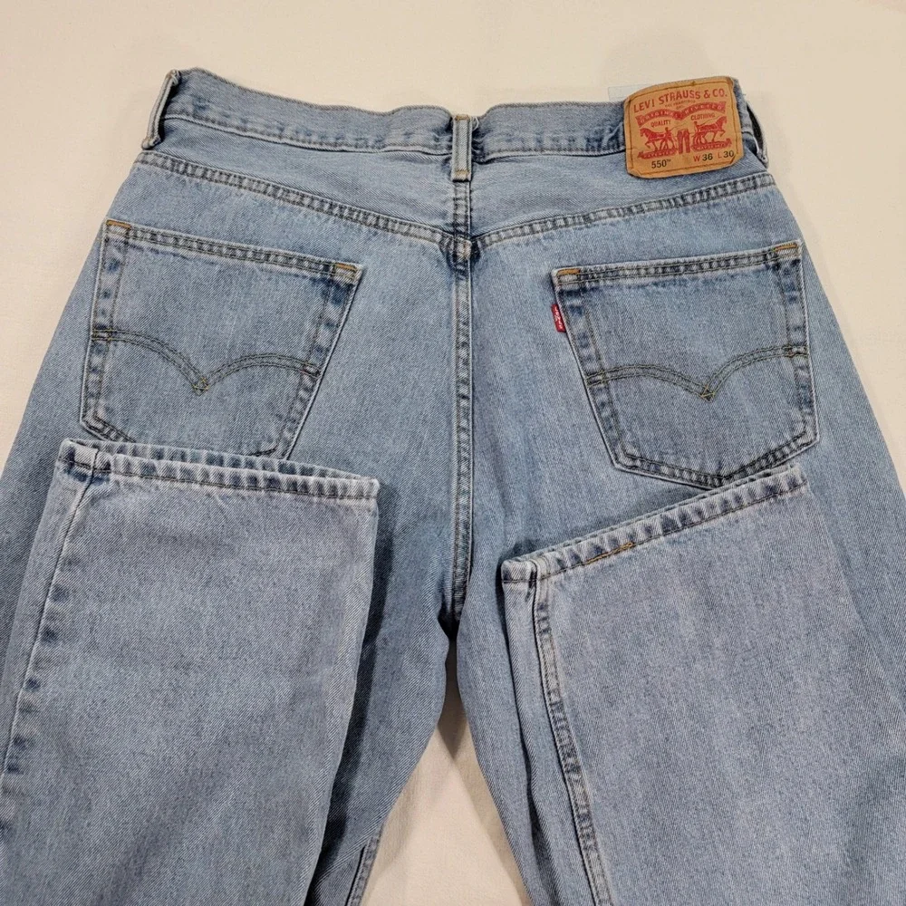 Levis 550 Relaxed Fit Tapered Leg Light Wash Blue Denim Jeans W36 L30 Mens